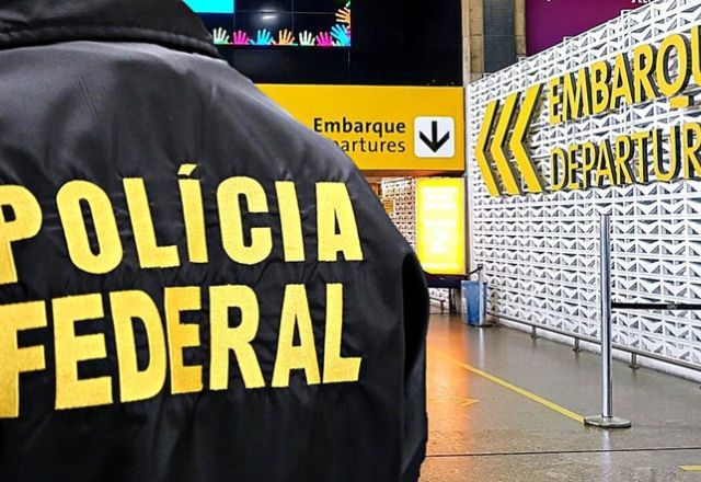 PF prende suspeitos de trocar etiquetas de bagagens para tráfico no Aeroporto de Guarulhos