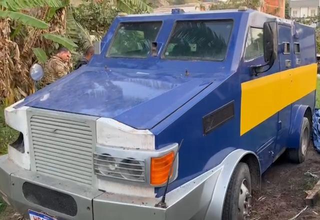polícia localiza carro forte usado pela milícia no Rio