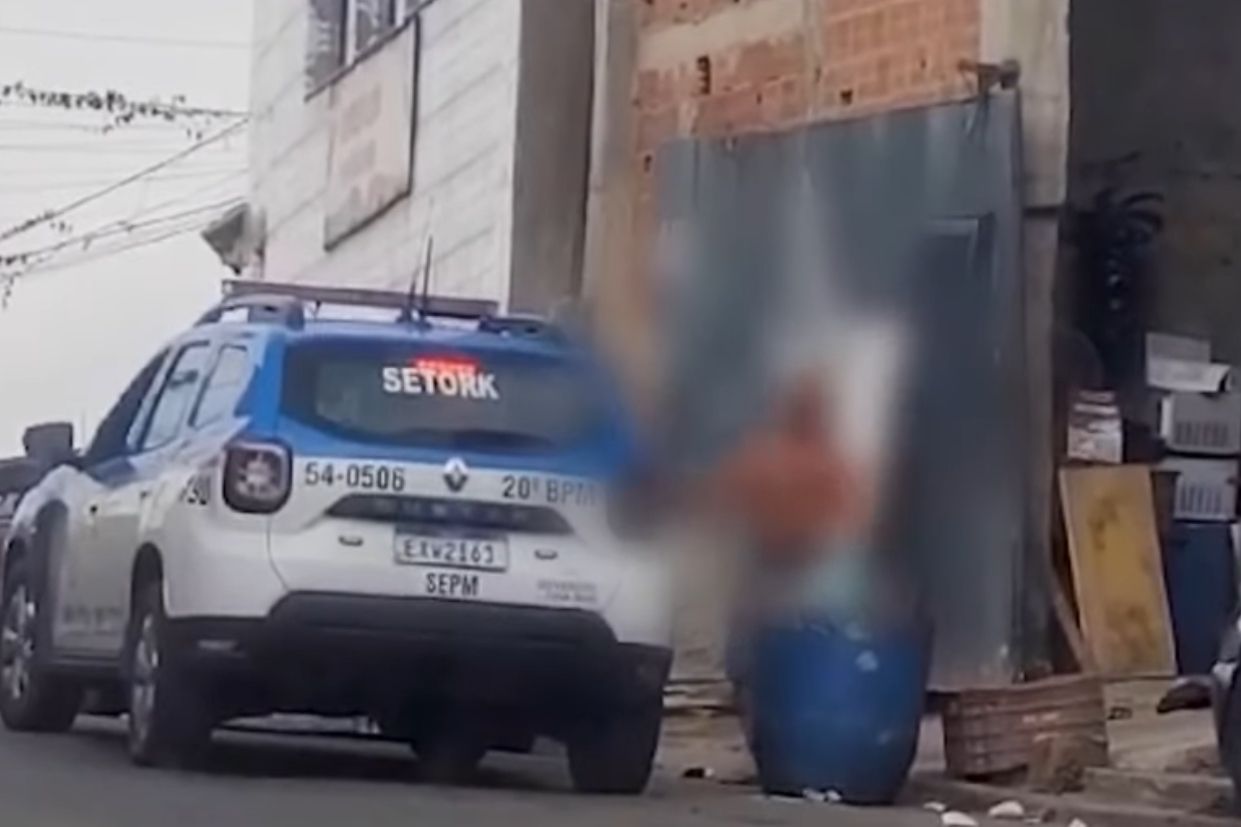 Policiais militares são flagrados recebendo propina de comerciante em ferro velho no Rio | Reprodução