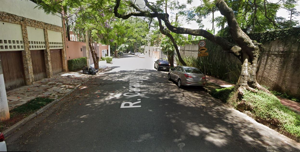 Criminosos rendem casal em assalto a residência e trocam tiros com a polícia em Paraisópolis (SP)