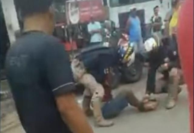 policiais abordando Genivaldo