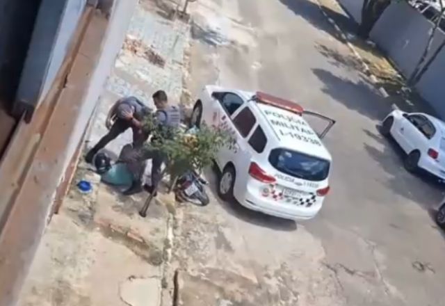 Policiais são flagrados agredindo motoqueiro após 20 minutos de perseguição em Cosmópolis, interior de São Paulo | Foto: Reprodução