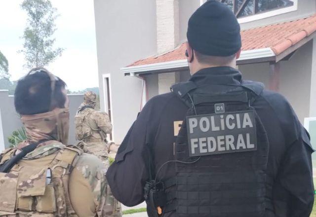 policiais de costas
