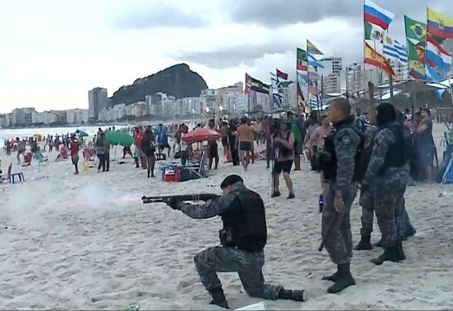 policiais durante briga entre torcidas