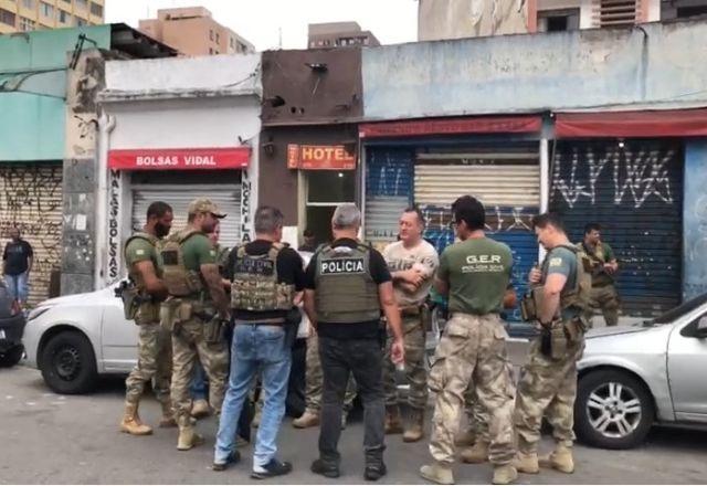 policiais em frente ao hotel