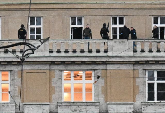 Policiais fazem vistoria em terraço da universidade | Reprodução/X