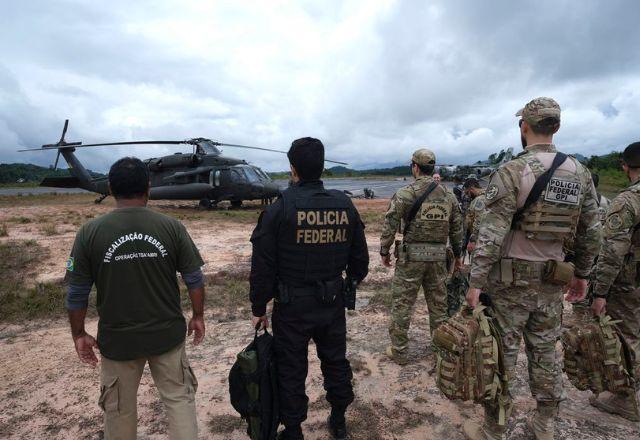 policiais federais em frente a um helicóptero, na Terra Indígena Yanomami