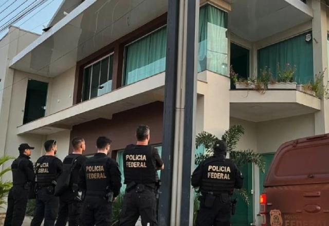 policiais federais na frente de uma casa