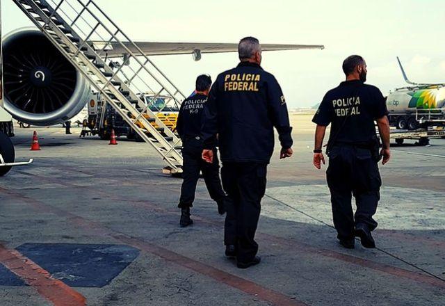 policiais federais no aeroporto