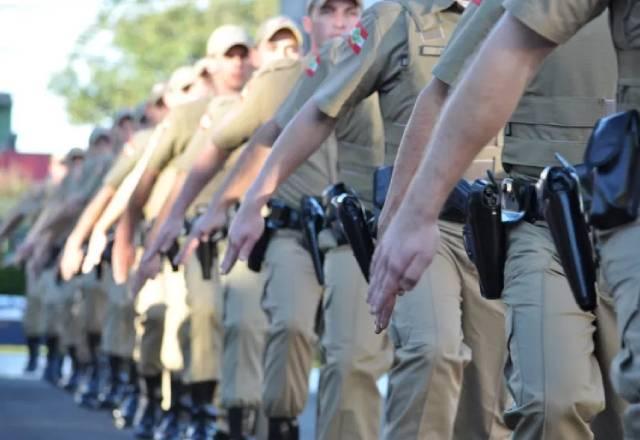 policiais militares marchando
