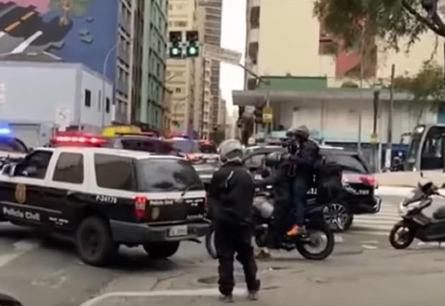 policiais nas ruas realizando a operação