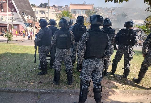 policiais no morro do Dendê