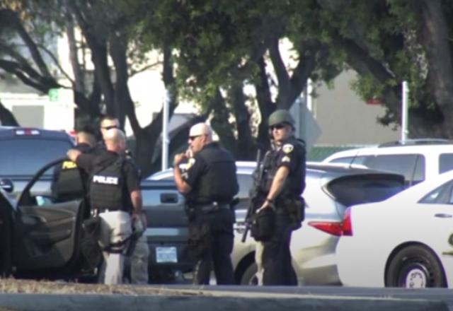 policiais no pátio de empresa ferroviária que atirador invadiu em San José, na Califórnia