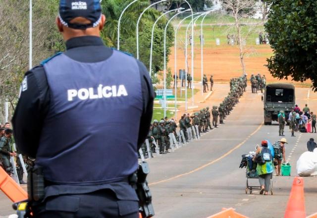 policiais retiram bolsonaristas de acampamento