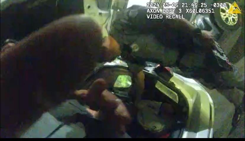 Policiais tentaram evitar que câmeras gravassem agressões a adolescentes. | Reprodução/PM