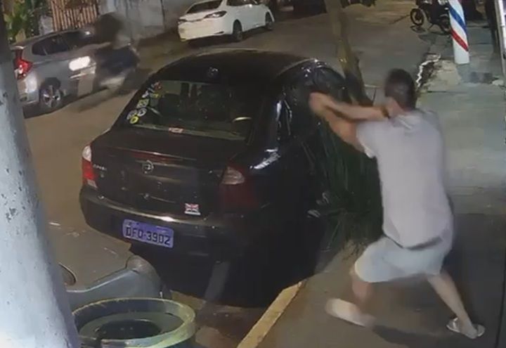 Policial é baleado em tentativa de assalto enquanto passeava com cachorros em SP