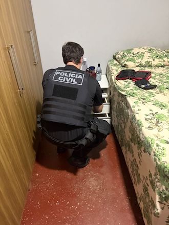 Policial civil vasculha casa do suspeito