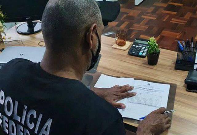 policial investigando fraude em criptomoedas