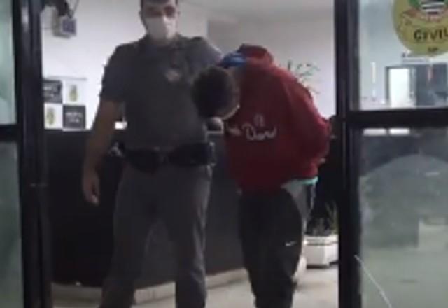 policial prende homem