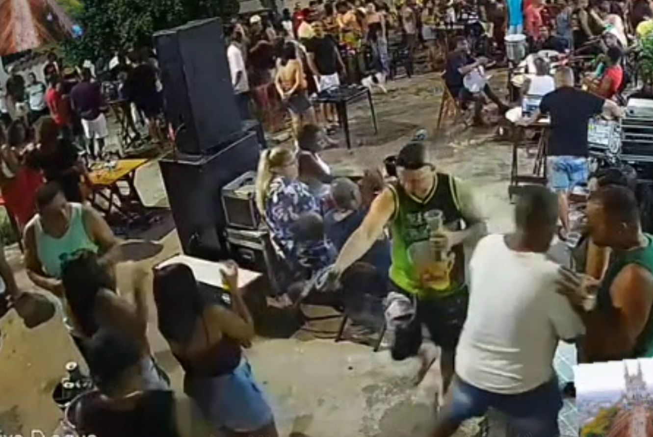 Câmera de segurança flagra tiros que mataram pintor em bar. | Reprodução/Circuito de segurança