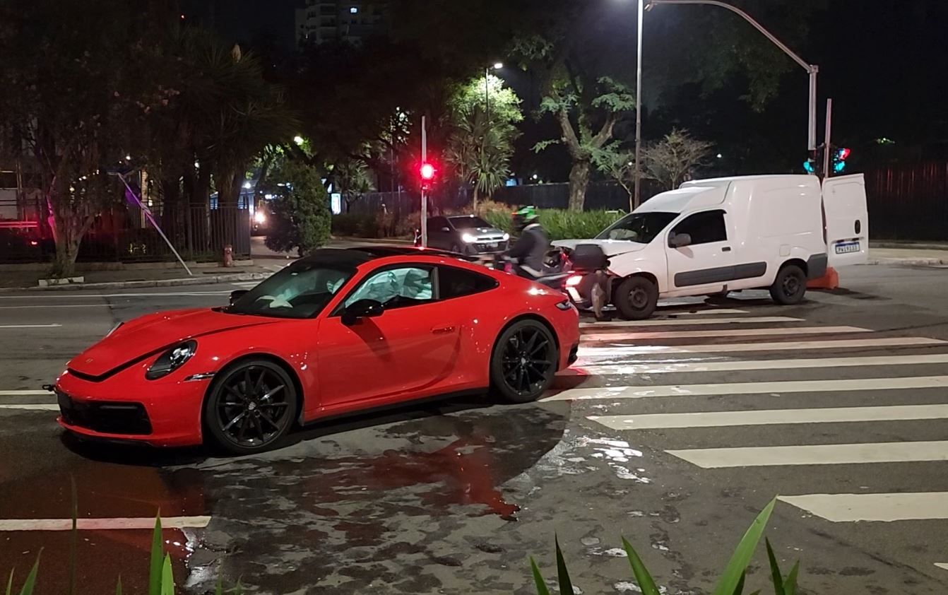 Porsche Carrera avaliada em R$ 950 mil se envolve em acidente na Zona Oeste de SP