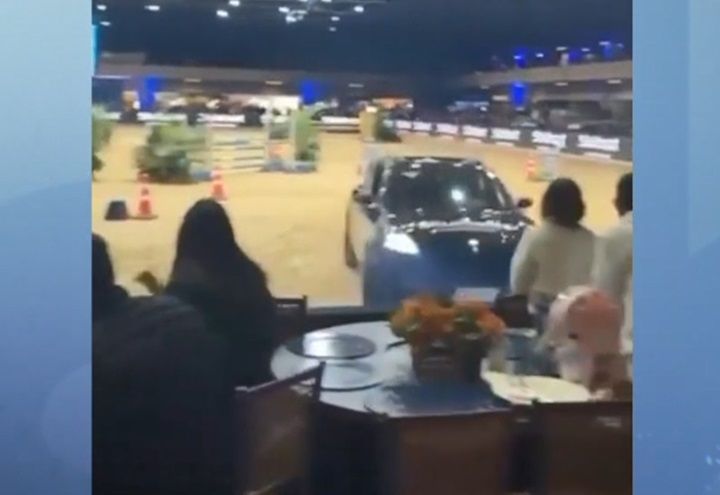 Motorista de Porsche perde controle e bate contra arquibancada