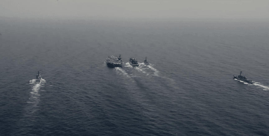 Porta-aviões USS Nimitz e embarcações em alto-mar | Reprodução/X