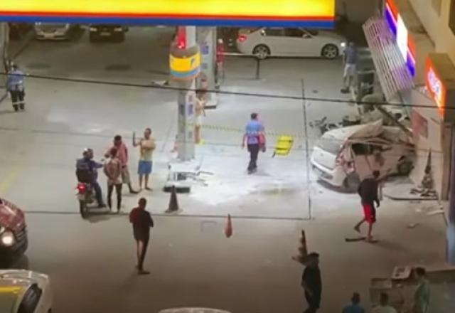 posto de combustível onde ocorreu o acidente; à direita a loja de conveniência onde o carro bateu; ao centro e à esquerda testemunhas no local e bombeiros