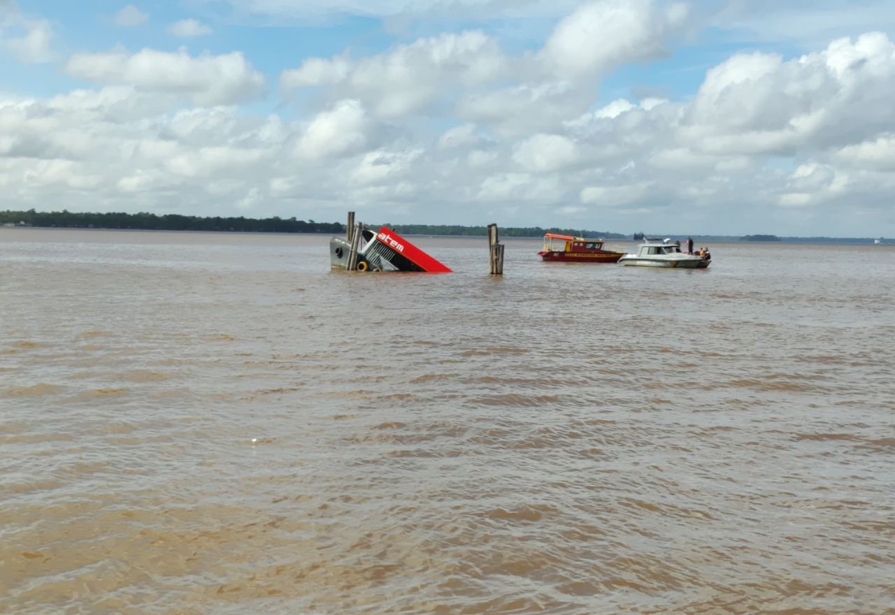 Posto de gasolina flutuante afundou em Belém | Foto: Ronaldo Gillet