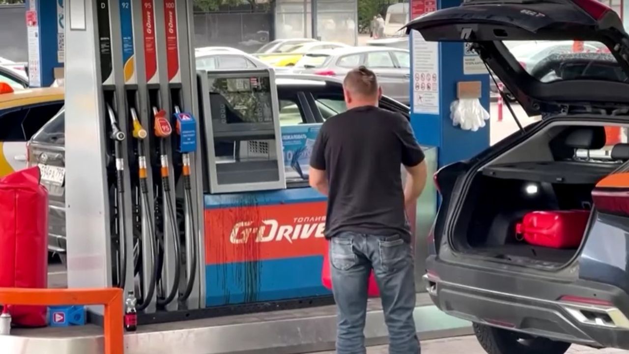 Petroleiras russas limitam venda de gasolina em Moscou Petroleiras russas limitam venda de gasolina em Moscou