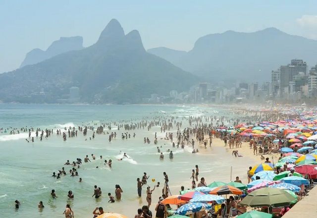 Segundo Flávio Bolsonaro, Executivo municipal e órgãos ambientais não vêm sendo capazes de impedir "as inúmeras ocupações e invasões das praias brasileiras por todo o nosso amplo litoral" | Tomaz Silva/Agência Brasil