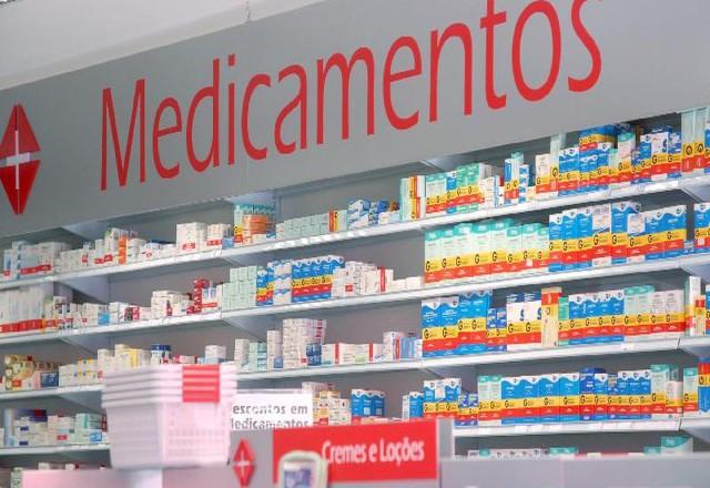 prateleira de remédios