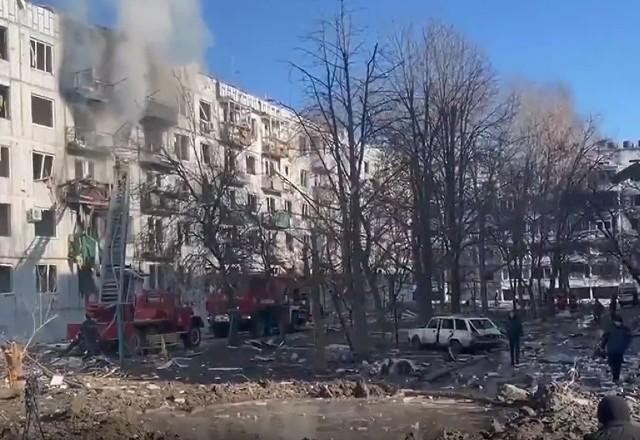 prédio após bombardeio na Ucrânia
