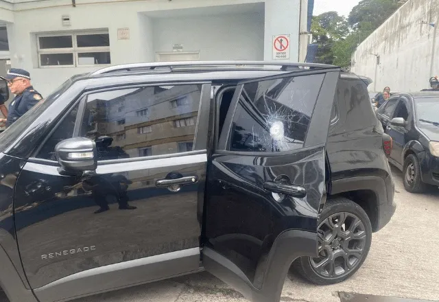 Carro blindado de ex-prefeito de Taboão da Serra perfurado | Reprodução