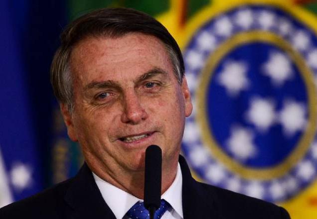 presidente Bolsonaro no microfone em evento no Planalto