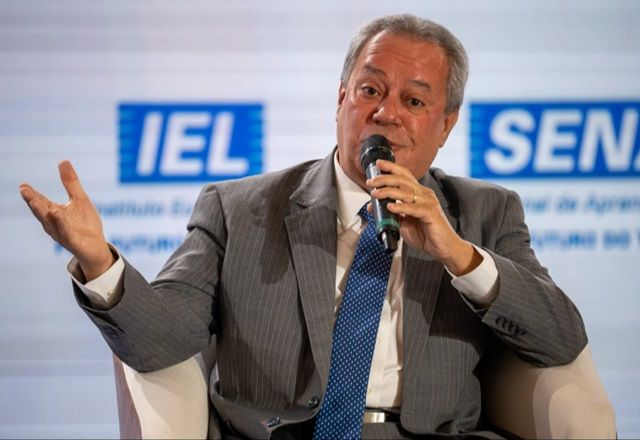 Ricardo Alban fala ao microfone (Iano Andrade/Agência de Notícias da Indústria)