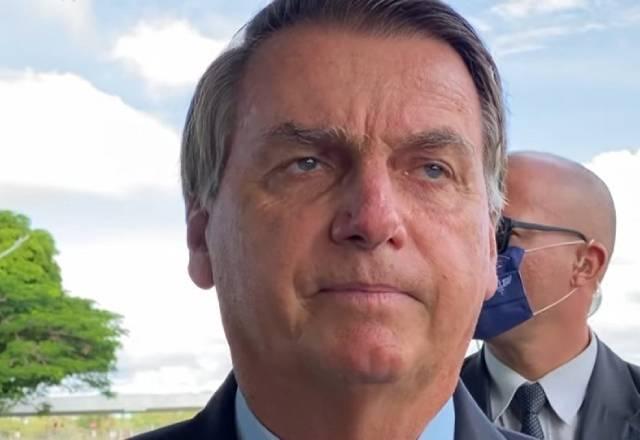 presidente Jair Bolsonaro conversa com apoiadores no Palácio Alvorada