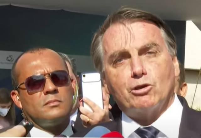 presidente Jair Bolsonaro fala com jornalistas em Sorocaba
