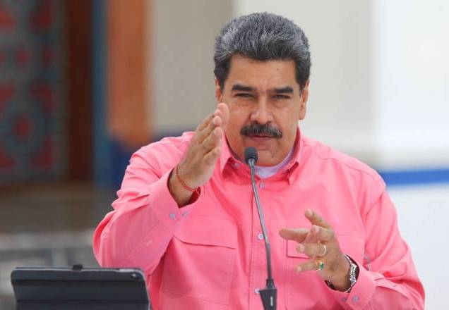 presidente Nicolás Maduro da Venezuela de camisa rosa em frente a microfone