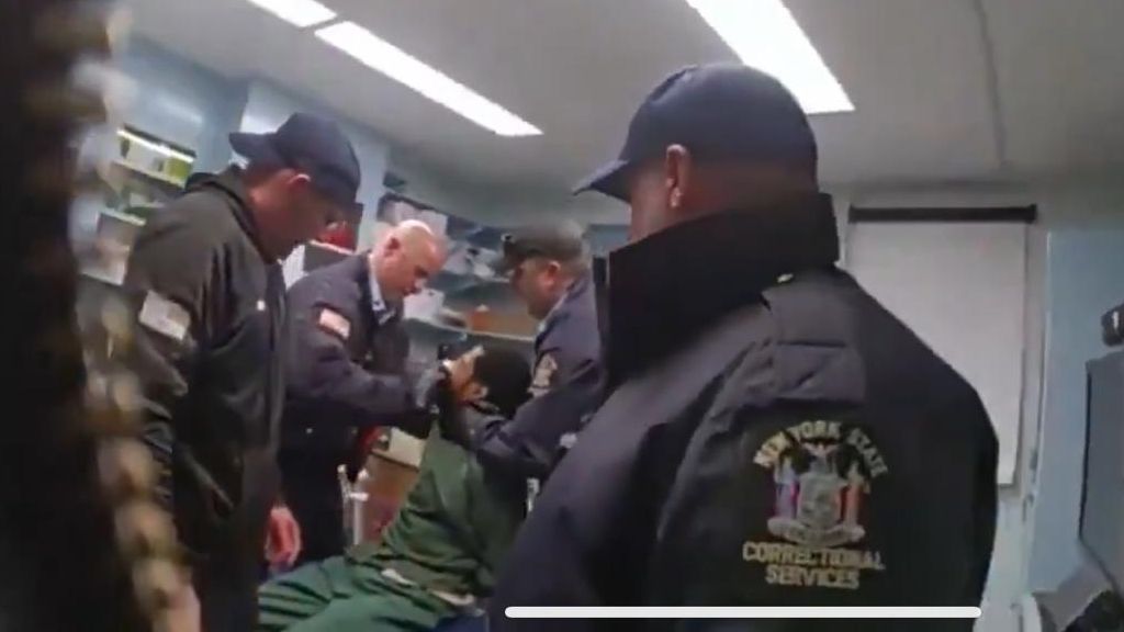 Imagens de câmera corporal da polícia mostram detento ainda vivo sendo espancado | Reprodução 
