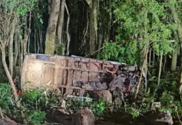 Músicos ficam feridos após acidente com van de banda em Santa Catarina