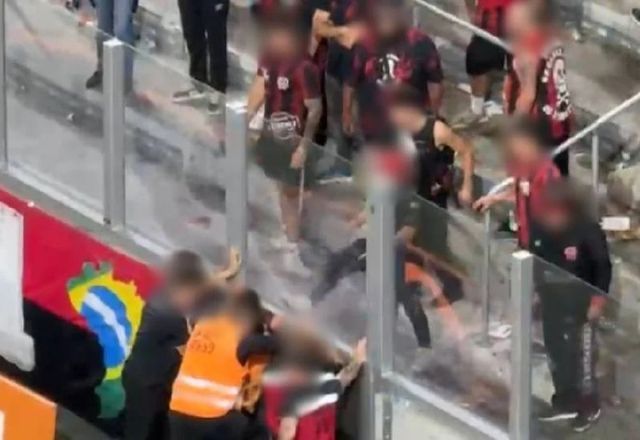 Torcida do Athletico Paranaense tenta invadir gramado após derrota. Reprodução