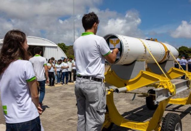 Lançamento da FAB leva mensagens de estudantes ao espaço. Divulgação/FAB