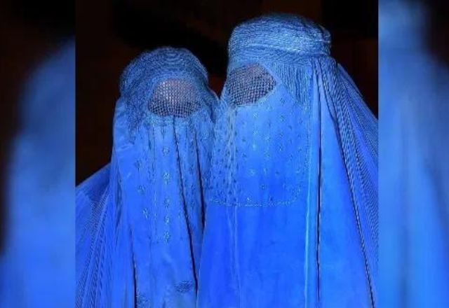 Mulheres afegãs proibidas de sair sem burca 