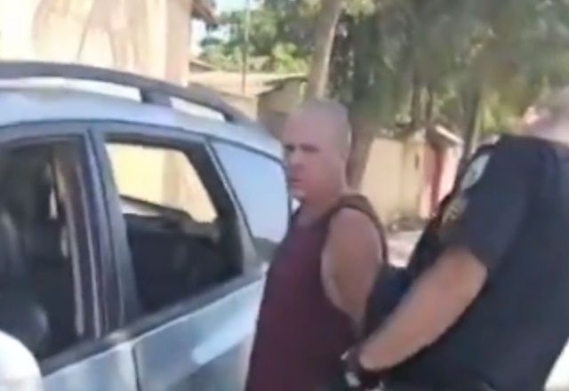 Ex-marido arremessa mulher de carro e tenta atropelar vítima