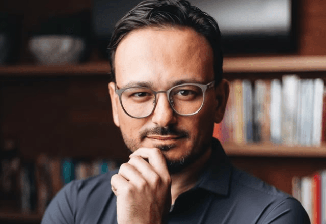 Conrado Paulino da Rosa: professor suspeito de crimes sexuais. | Reprodução/Redes sociais