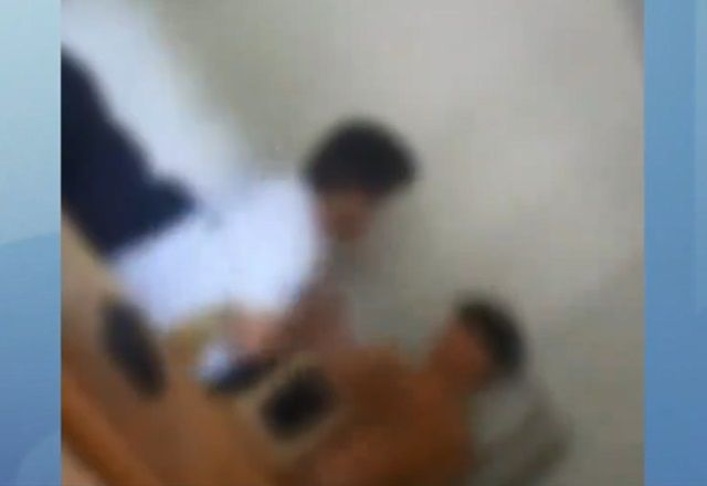 Treinador de handebol é flagrado agredindo adolescente