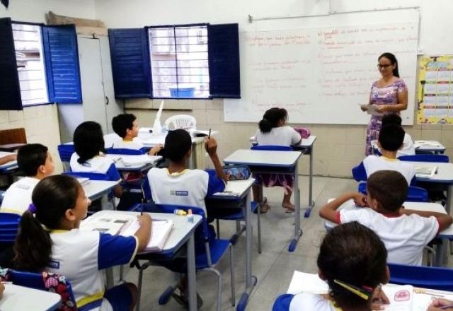 professora e alunos na sala de aula