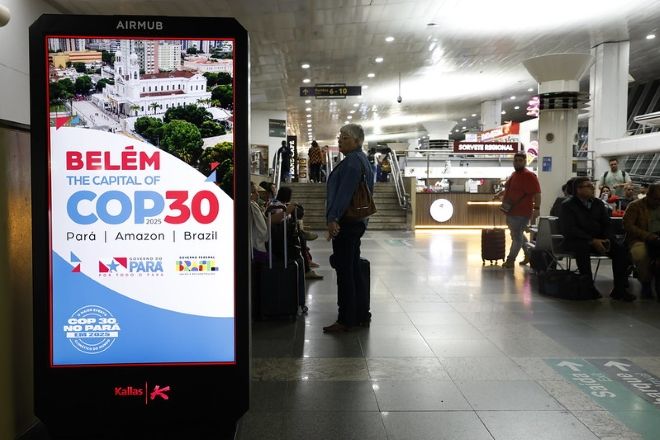 Propaganda da COP30 no saguão de embarque do Aeroporto Internacional de Belém | Fernando Frazão/Agência Brasil