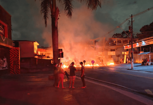 Moradores atearam fogo nas ruas como forma de chamar a atenção para a situação. | Reprodução/Redes sociais